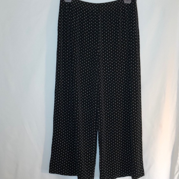 The Travel Collection Cropped Pants - Picture 2 of 4